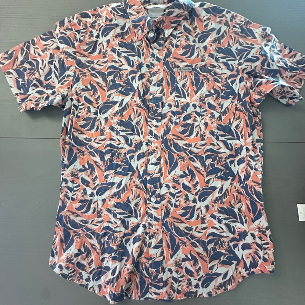 Columbia
Men’s Small 
Short-sleeve button down shirt